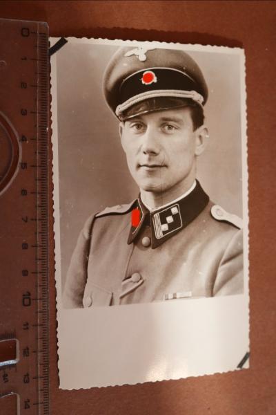 Portrait eines SS-Hauptsturmführers  mit EK II Band und Bandspange - Repro